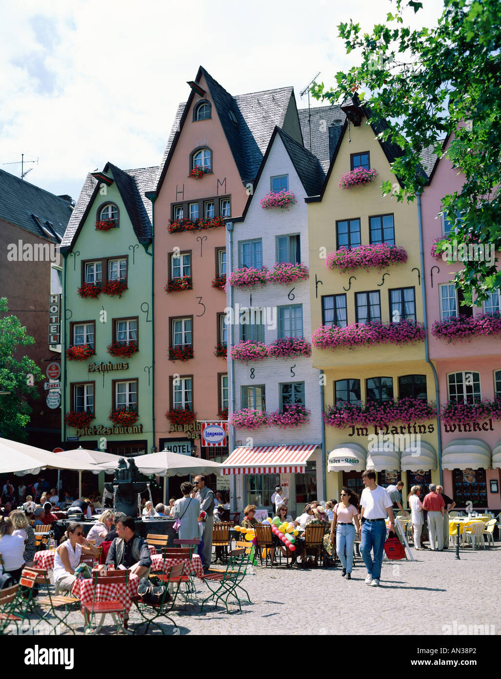 Altstadt (Fischmarkt) / Häuser & Straßencafés, Köln (Köln), Deutschland Stockfoto