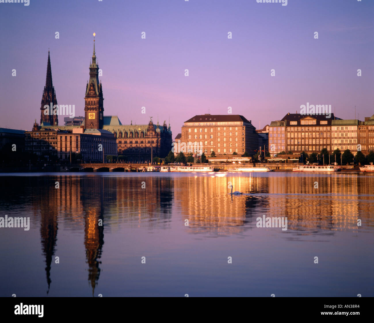 Skyline der Stadt & See Binnenalster, Hamburg, Schleswig-Holstein, Deutschland Stockfoto