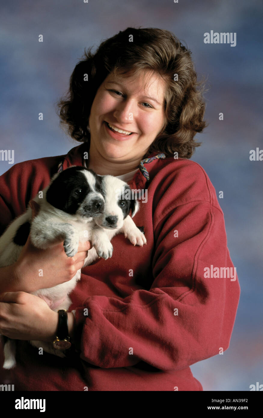 Porträt einer Frau Caucasion mit Haustier Welpen Stockfoto