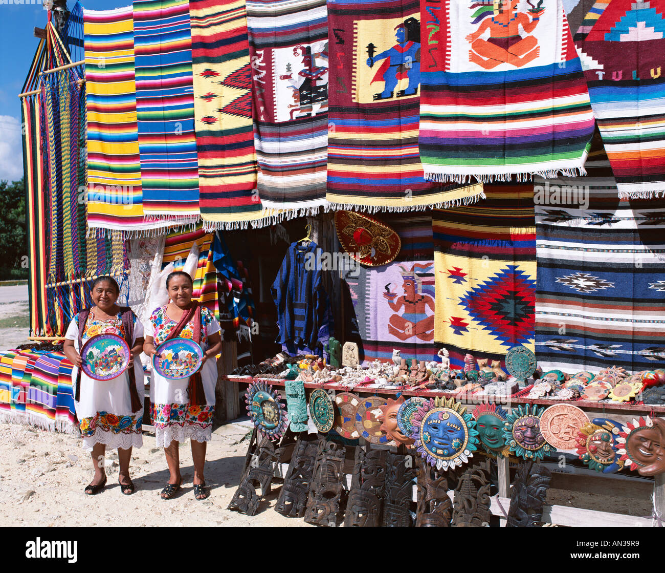 Souvenir-Shop / weibliche Anbieter gekleidet in Maya-Kostüm, Cancun, Yucatan, Mexiko Stockfoto