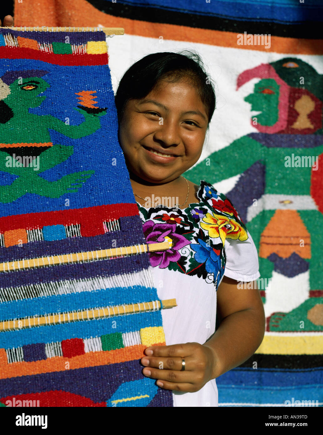 Maya-Native Mädchen mit Souvenir weben, Cancun, Yucatan, Mexiko Stockfoto