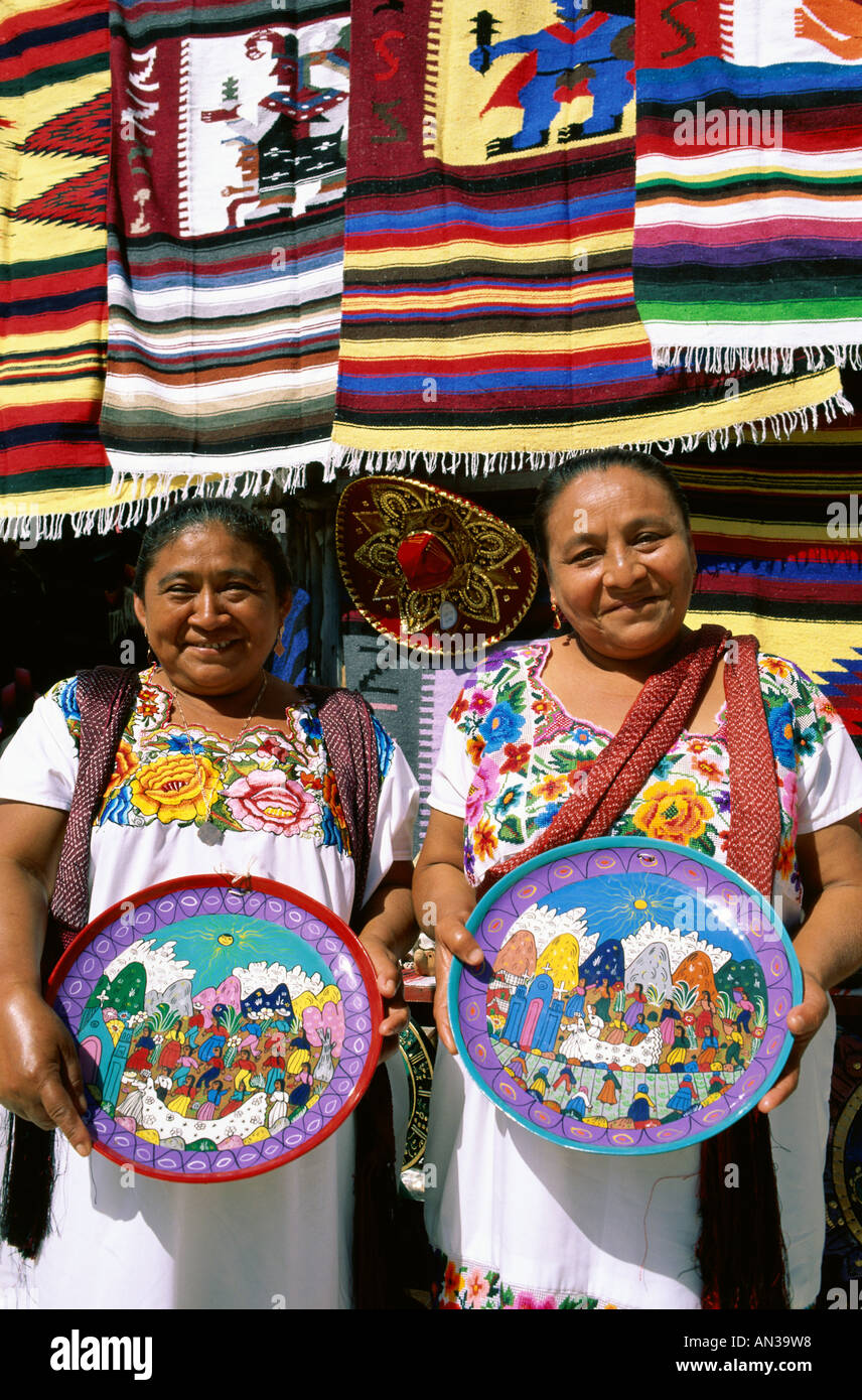 Souvenir-Shop / Frauen / weibliche Anbieter gekleidet in Maya-Kostüm / traditionelles Kleid, Cancun, Yucatan, Mexiko Stockfoto