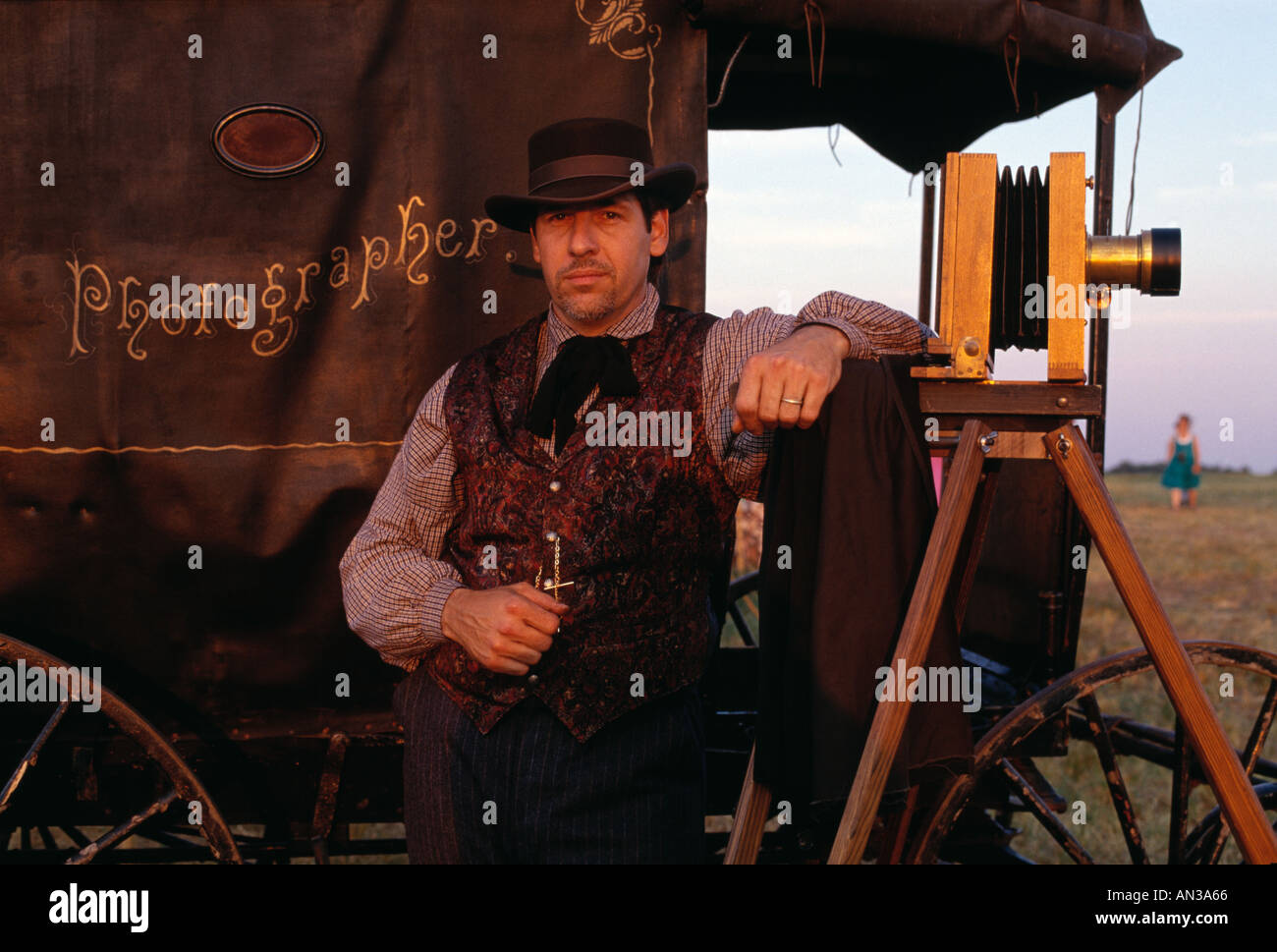 Zeitraum gekleidet Fotografen mit Bürgerkriegära fotografische equipmentPosing für eine portraitWith seine Antike 8x10 Kamera Stockfoto