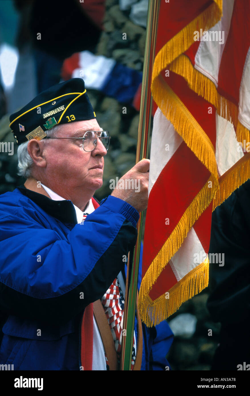 Veteranen der ausländischen Wars VFW Color Guard präsentiert amerikanische Flagge auf Zeremonie Stockfoto