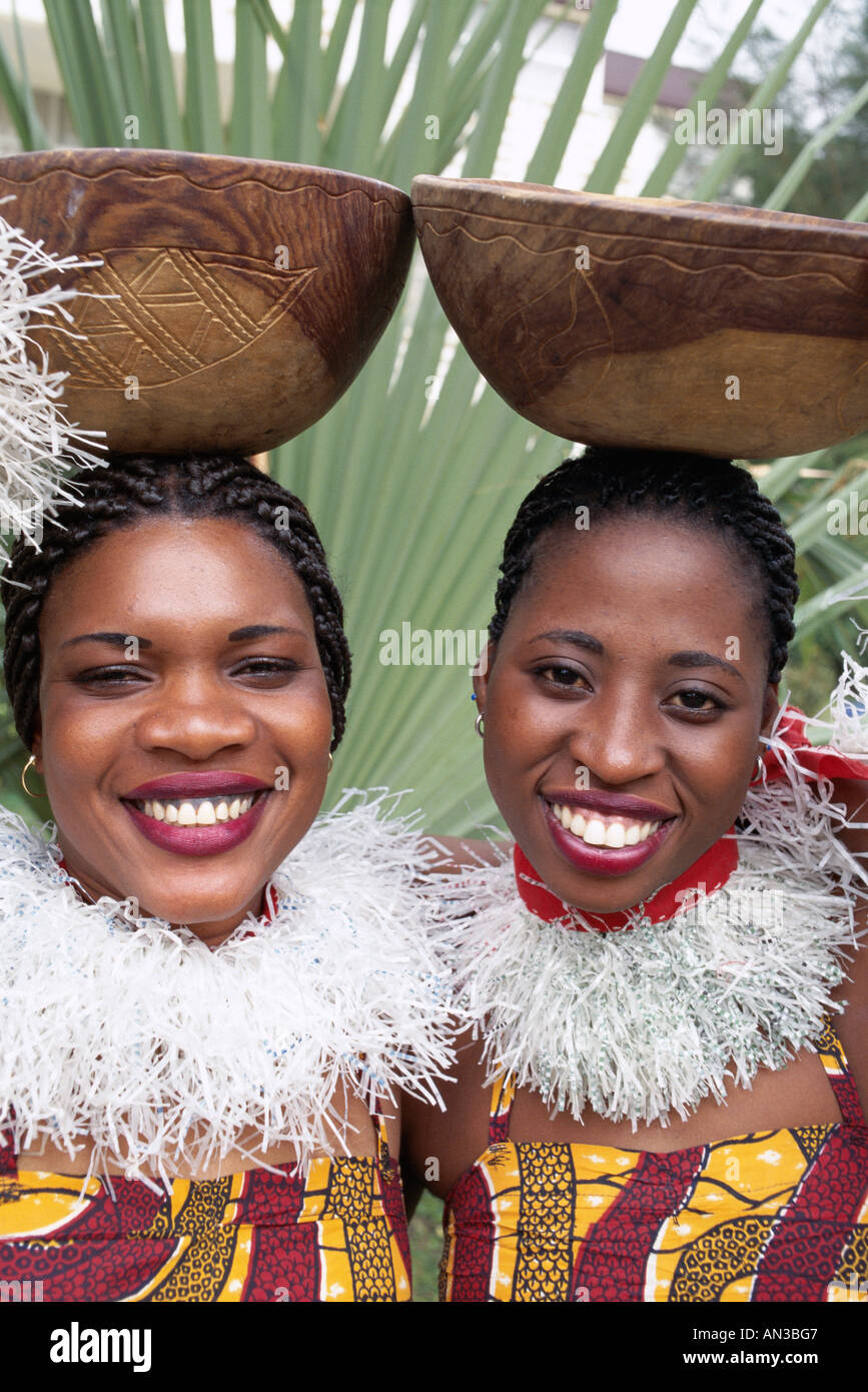 Afrikanische Frauen, die Kürbisse auf Kopf, Banjul, Gambia Afrikanische Frauen, die Kürbisse auf Kopf, Banjul, Gambia