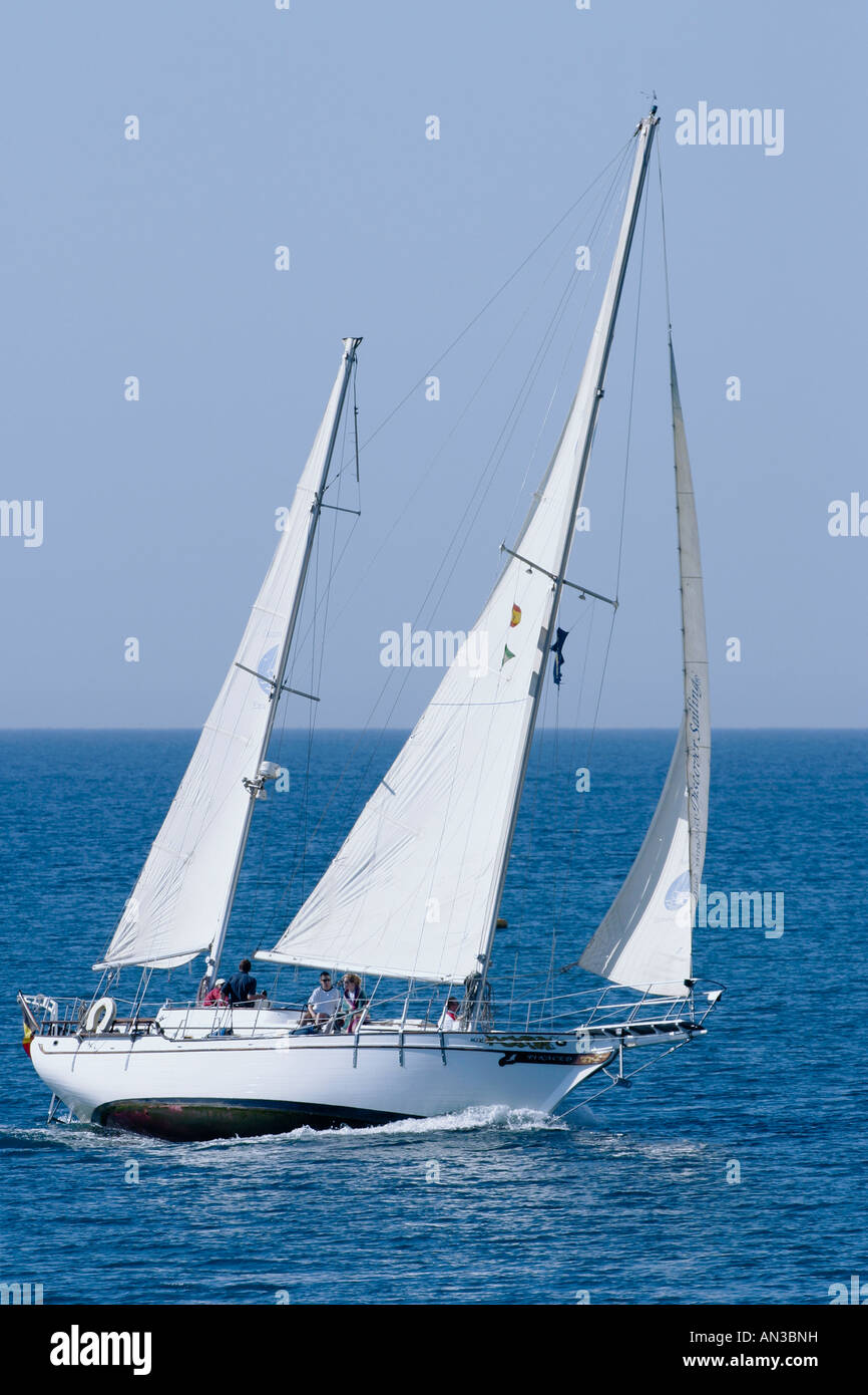 Segelboot unter Segel Stockfoto