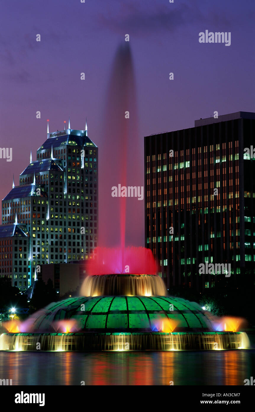 Skyline der Stadt / Lake Eola & Brunnen / Nachtansicht, Orlando, Florida, USA Stockfoto