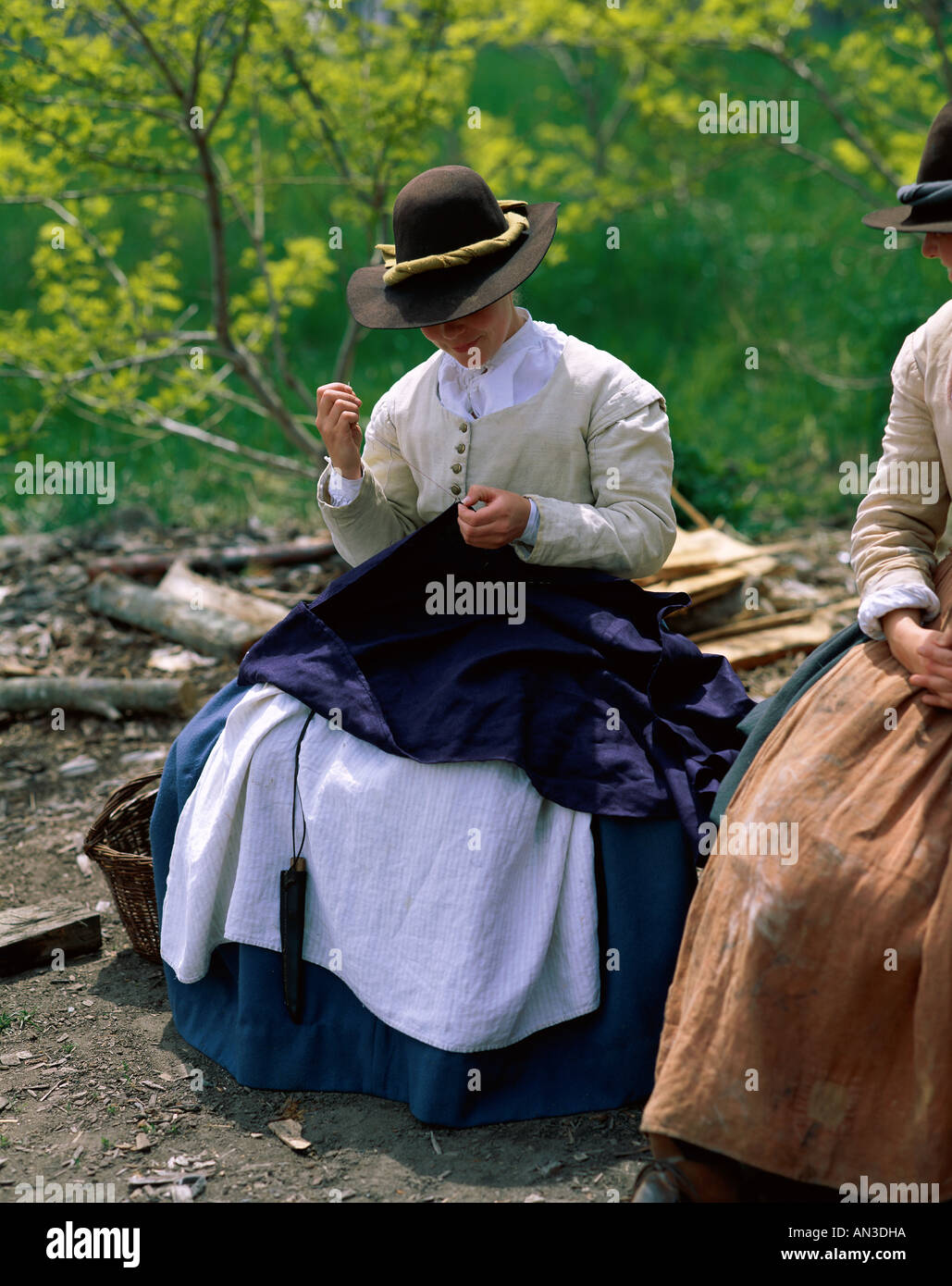Plimoth Plantation / lebendes Museum / Frau im 17. Jahrhundert Kostüm macht Handarbeiten, Plymouth, Massachusetts, USA Stockfoto
