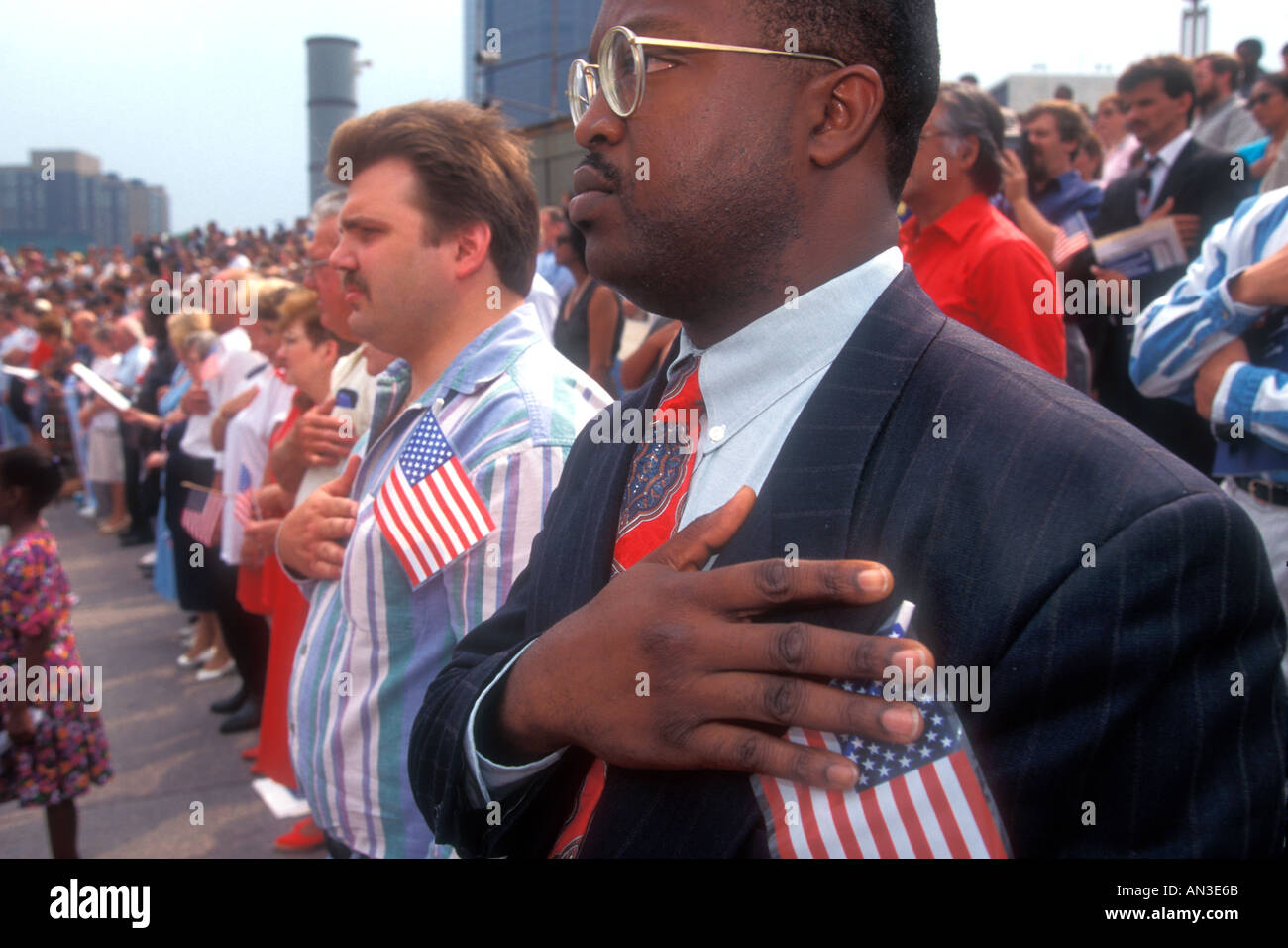 Detroit Michigan 4. Juli 1995 Michael Adeoju aus Nigeria schwört Untertanentreue nach Vereidigung als neue U S Bürger Stockfoto