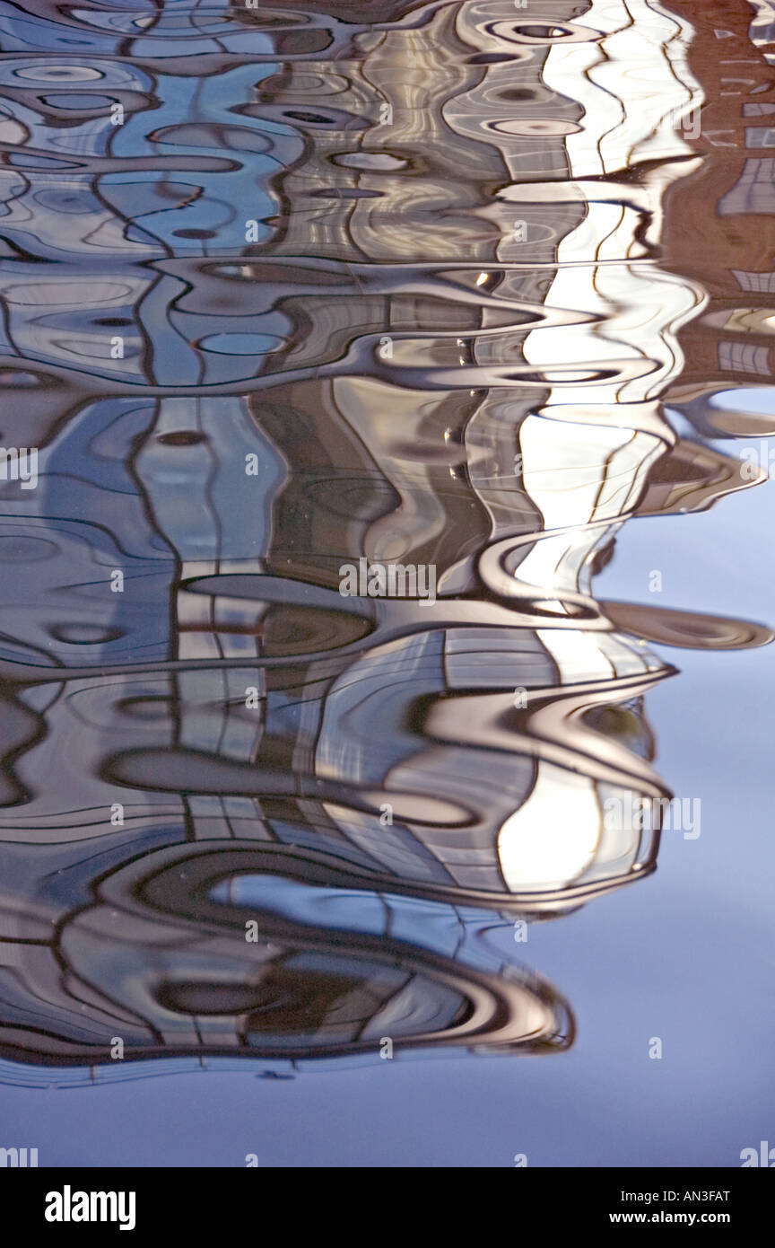 Moderner Glasbau reflektierte in Wasser Battlebridge Becken Regents Canal Islington London England UK Stockfoto