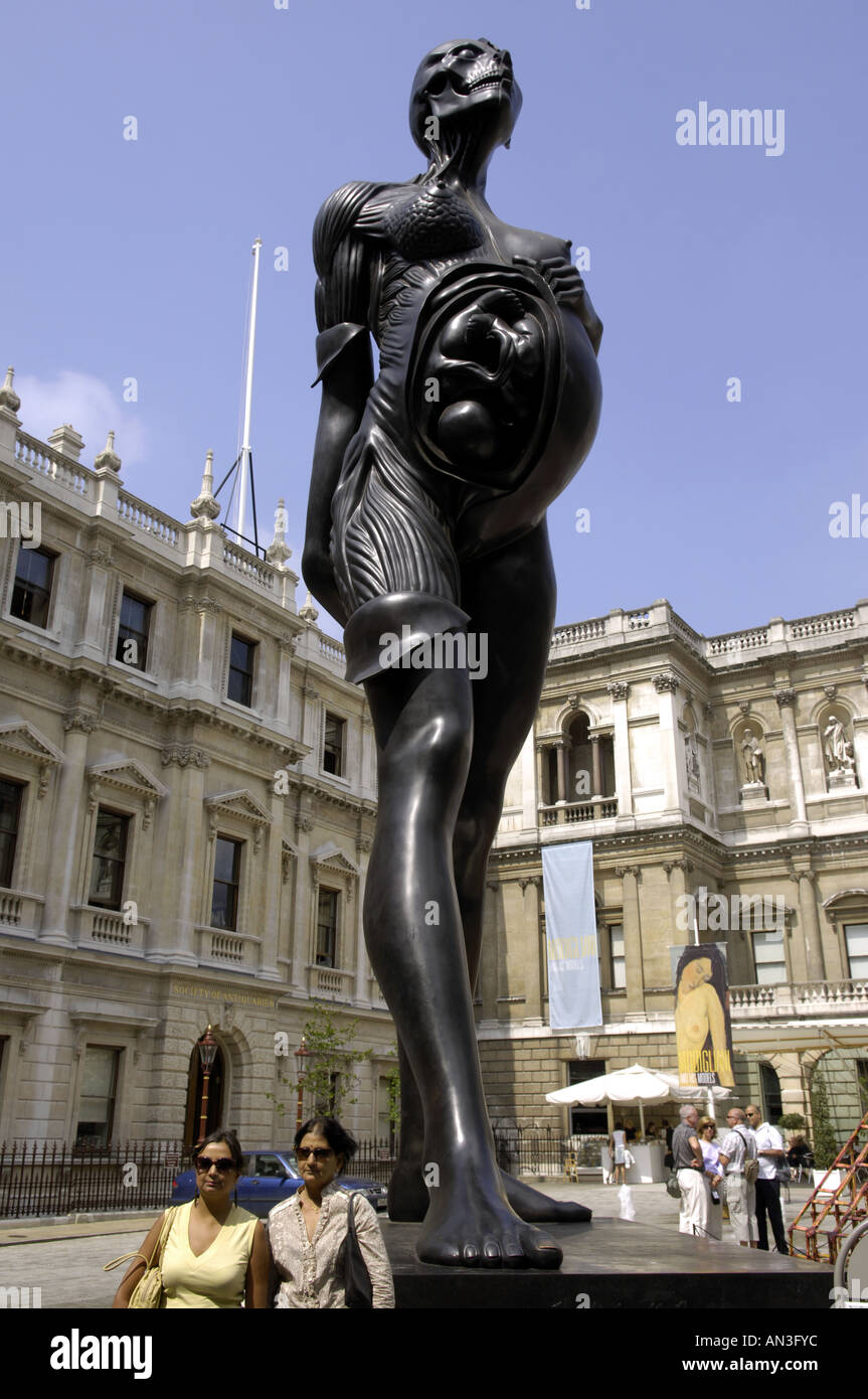 Jungfrau und Mutter Damien Hirst Statue enthüllt Innenseiten schwangere Frau Royal Academy of Arts London jungfräuliche Mutter Schichten Fötus w Stockfoto