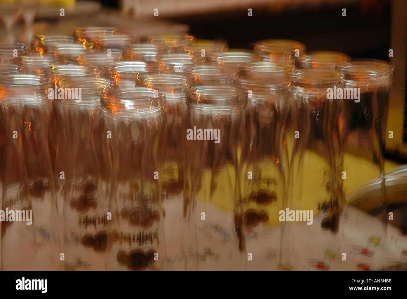 Biergläser in Frankfurt am Main-deutsche Wirtschaft wächst picks Up verbringen die Menschen mehr Geld Stockfoto