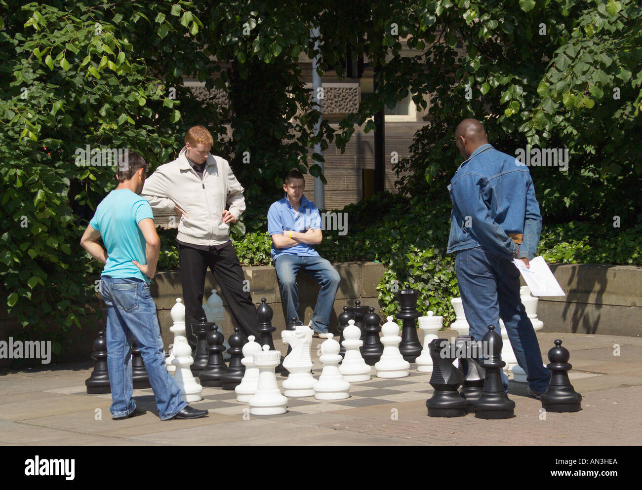[Schachspiel] Gruppe außerhalb Spiel Leeds Yorkshire Stockfoto