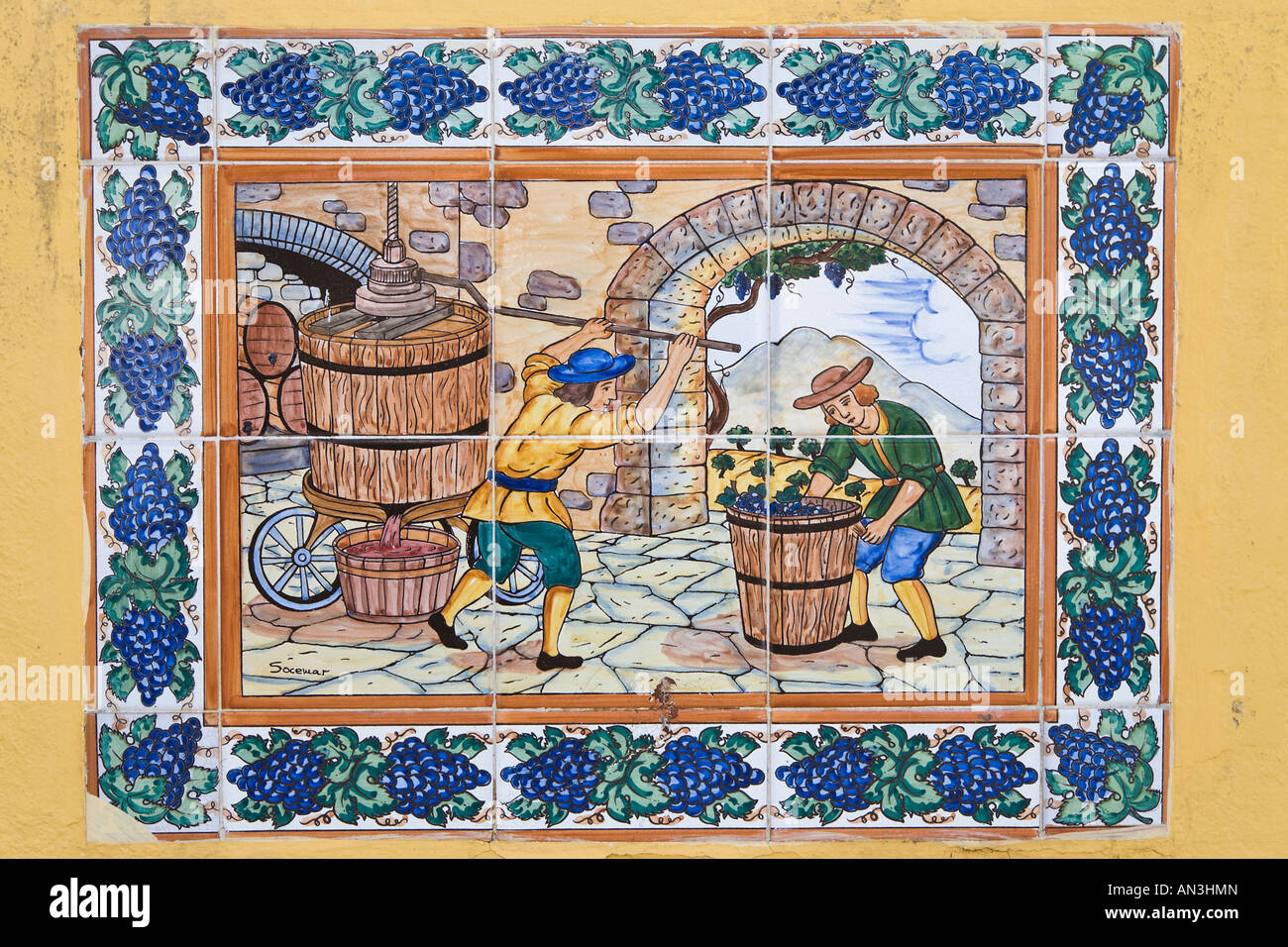 Moderne spanische keramische Fliesen im Stil des 17. oder 18. Jahrhundert zeigen Arbeitnehmer Wein in Betrieb drücken Sie im Weingut Keller Stockfoto