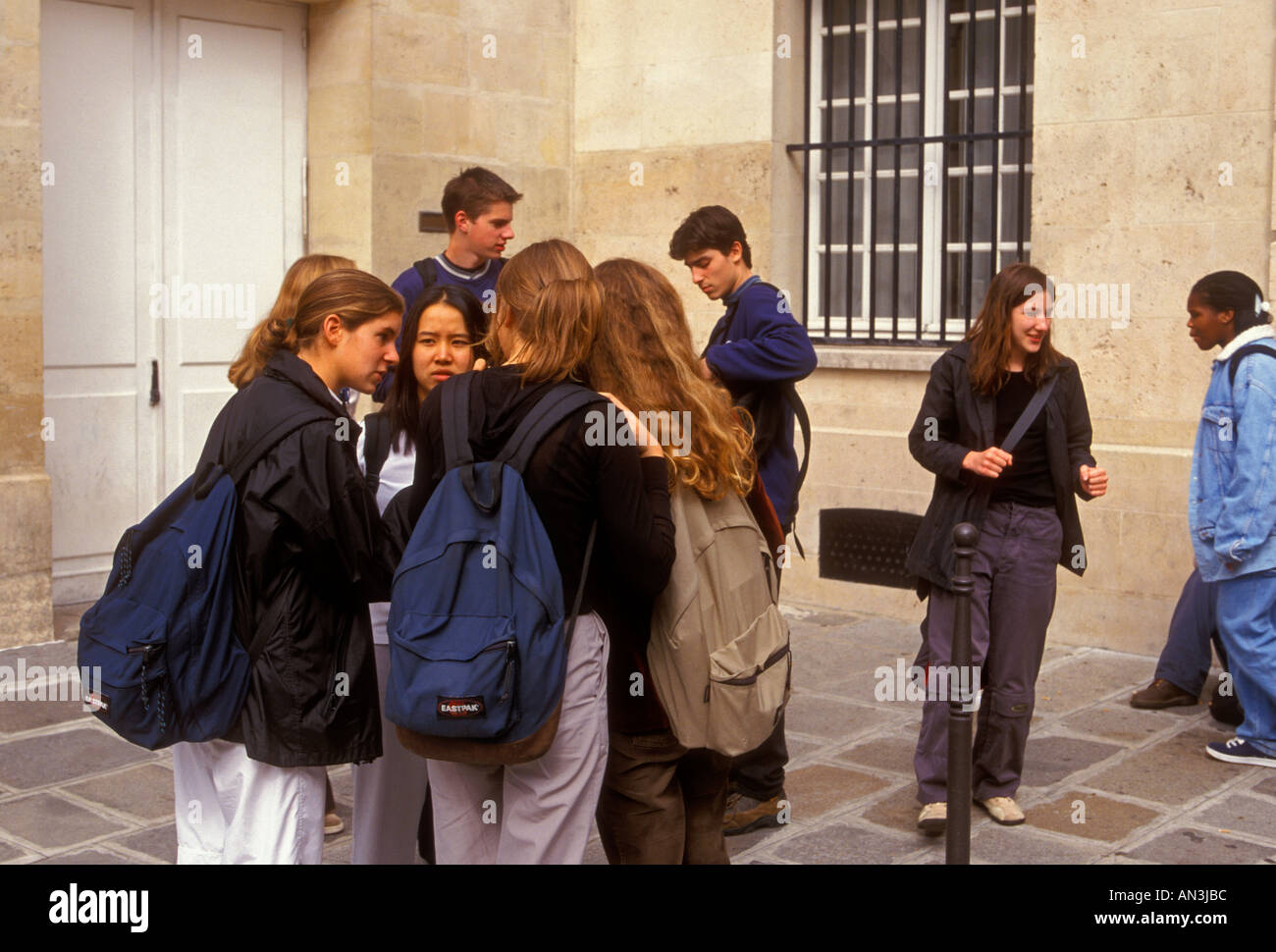 Französische Schülerinnen und Schüler Schüler und Schülerinnen erhalten zusammen an der Aussparung am Lycee Charlemagne im Stadtteil Marais in Paris Frankreich Stockfoto