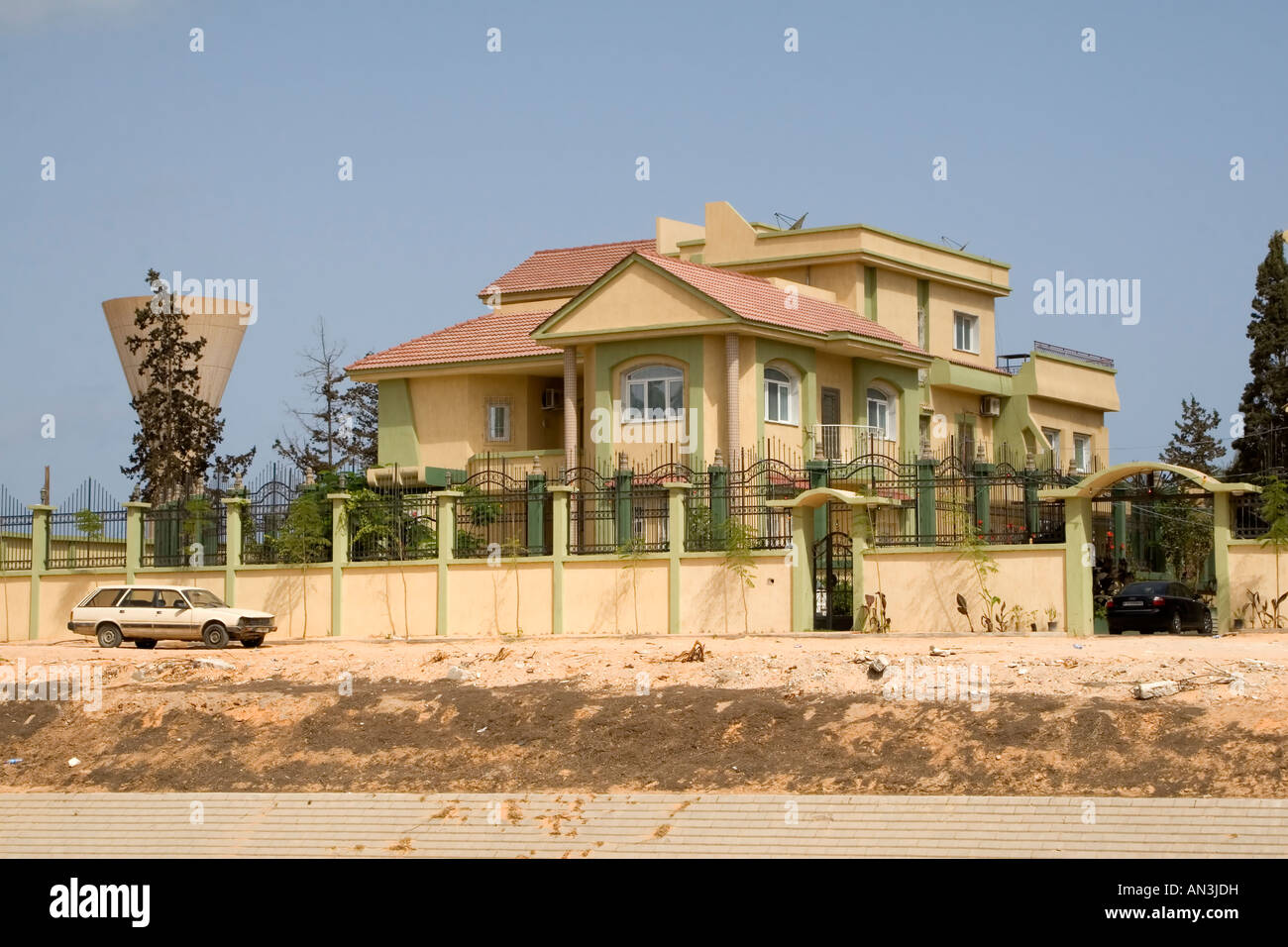 Tripolis Libyen neue Oberschicht Haus Wasserturm links Stockfoto