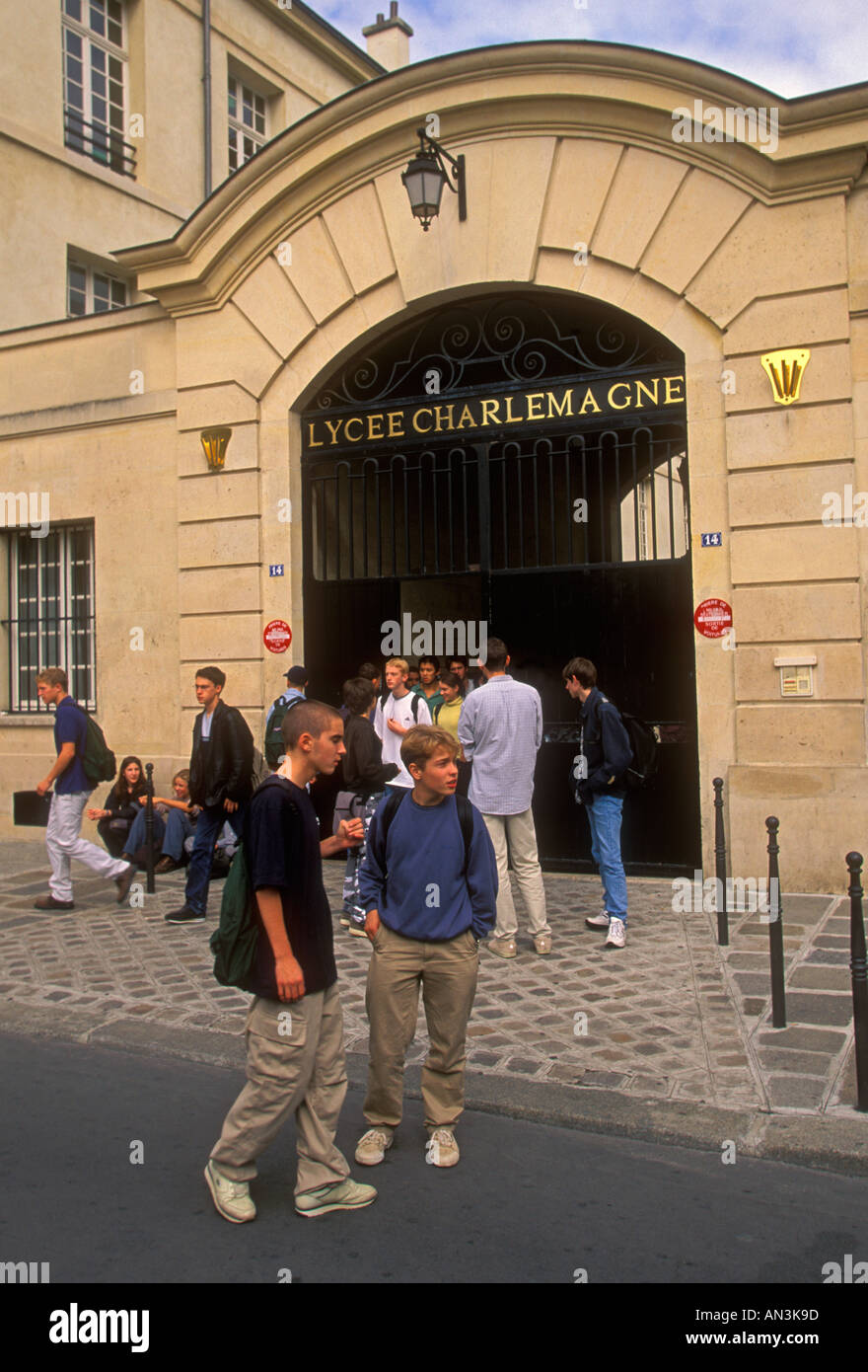Französische Schülerinnen und Schüler Schüler und Schülerinnen erhalten zusammen an der Aussparung am Lycee Charlemagne im Stadtteil Marais in Paris Frankreich Stockfoto