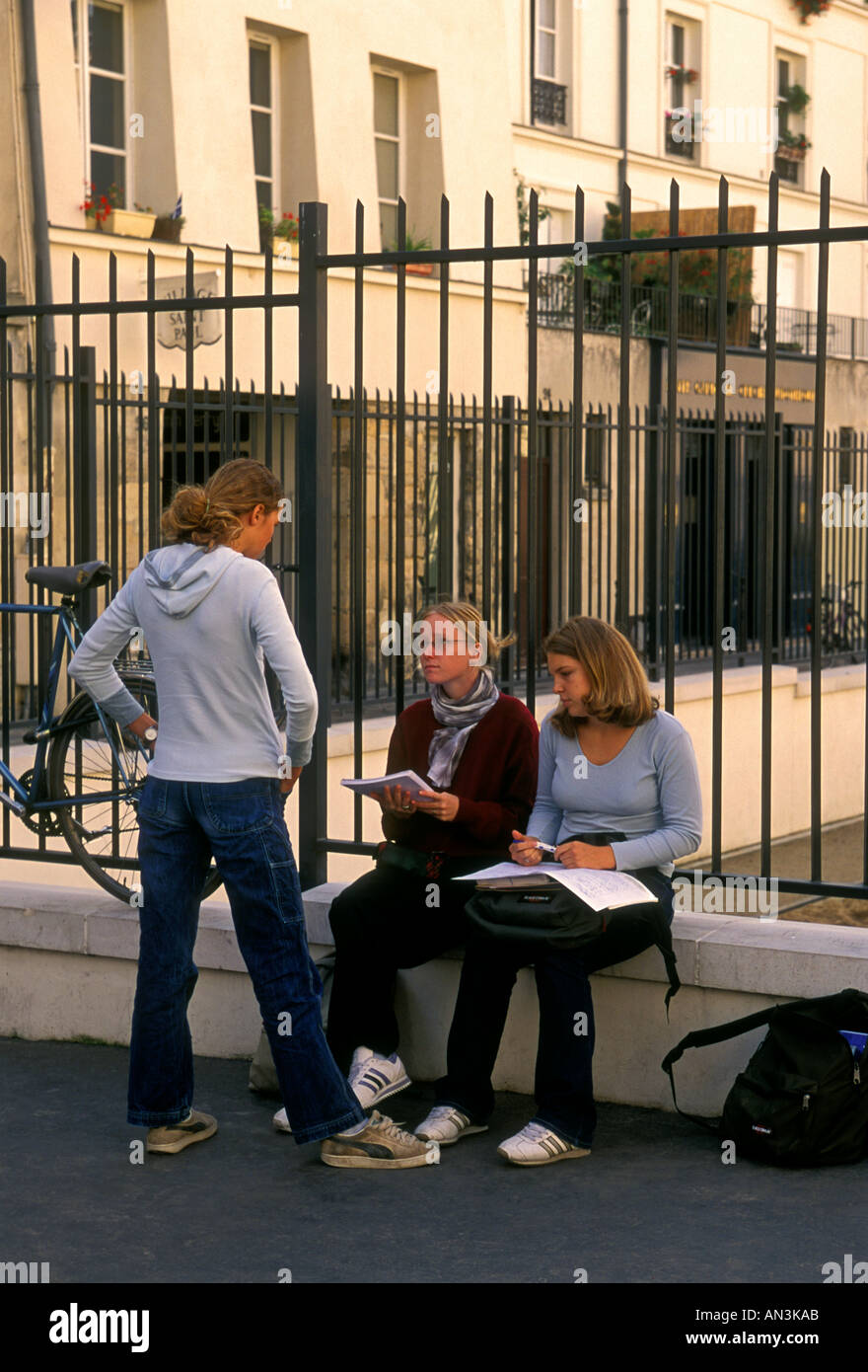 Französische Teenager an der High School Studenten für Test bei der Aussparung am Lycee Charlemagne im Stadtteil Marais in Paris Frankreich Stockfoto