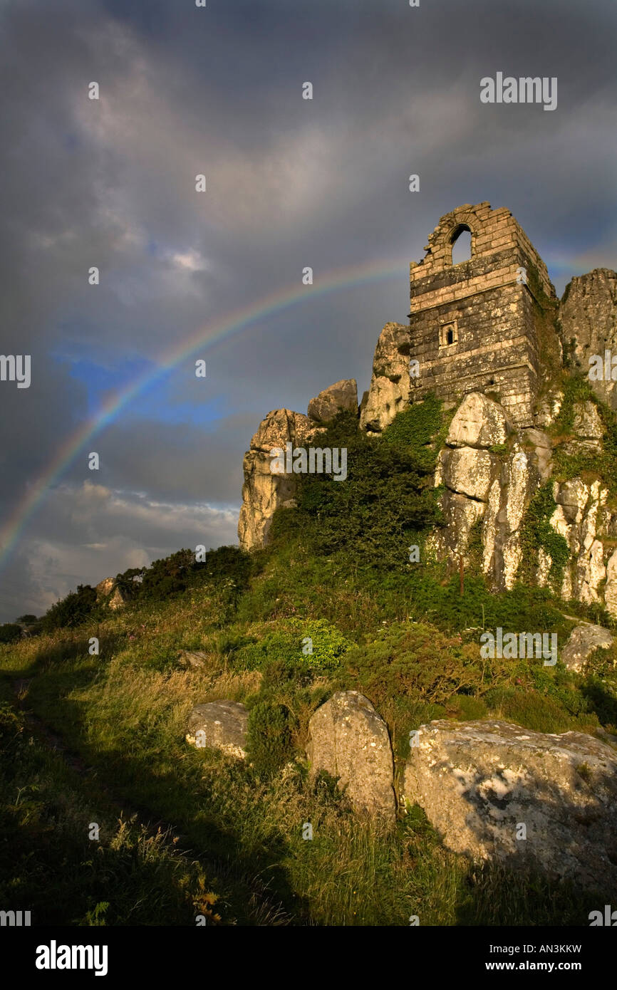 ein Regenbogen über Roche Rock Cornwall die Wand ist Teil der zerstörten Kapelle auf dem Felsen Stockfoto