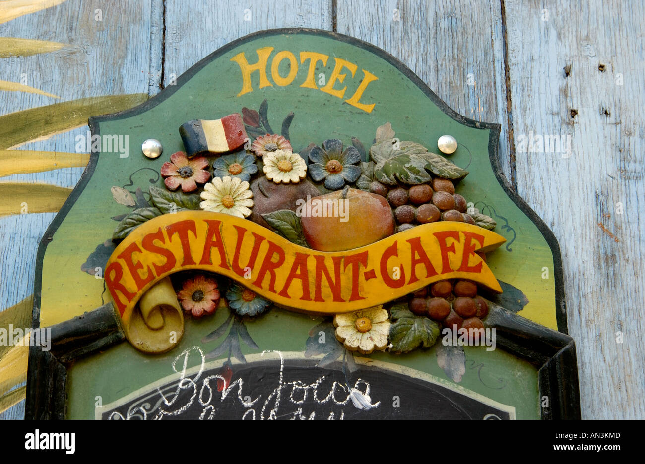 Französische Zeichen für ein Restaurant und Café in einem Hotel in Frankreich Stockfoto