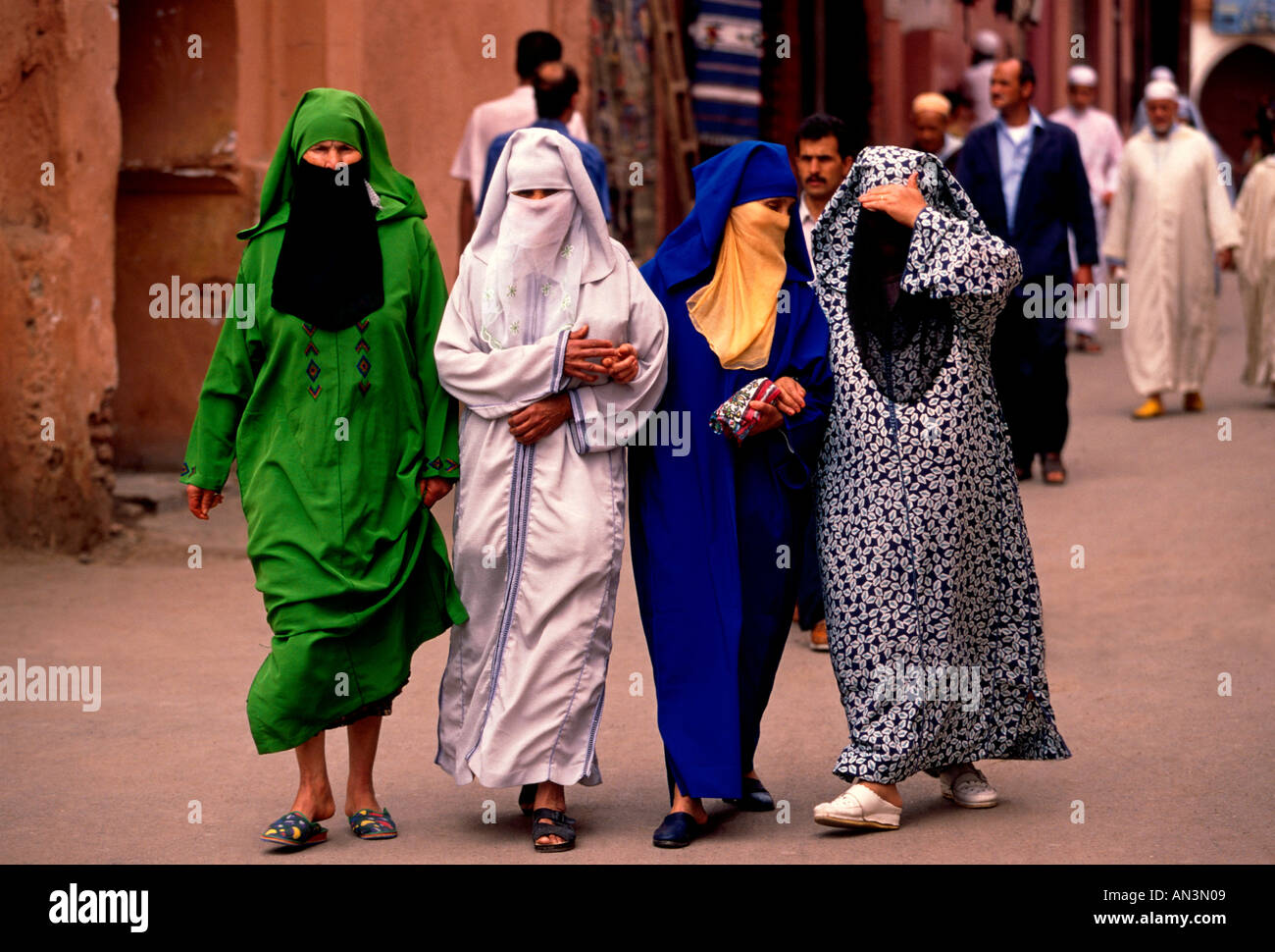 4, 4, Marokkaner, marokkanischen Frauen, verschleierte Frauen, bedeckt von Kopf bis Fuß, Palast Viertel, marrakech, Marrakesch, Marokko, Nordafrika, Afrika Stockfoto