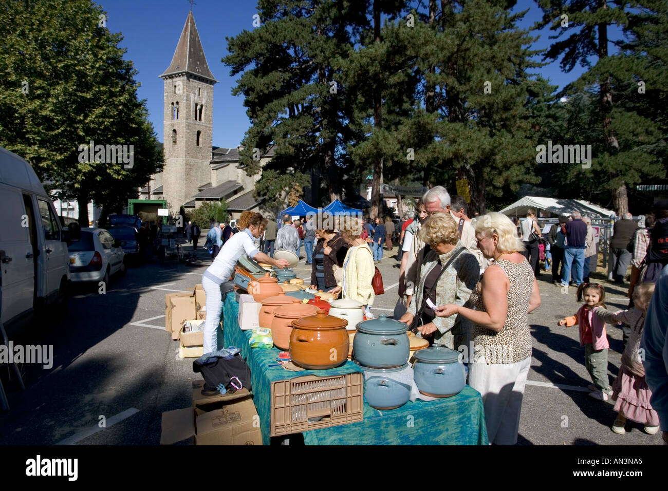 Verkauf von Kochtöpfen am Markttag in Tarascon Sur Ariège südlich von Foix in den Ausläufern der Pyrenäen Südfrankreich Stockfoto