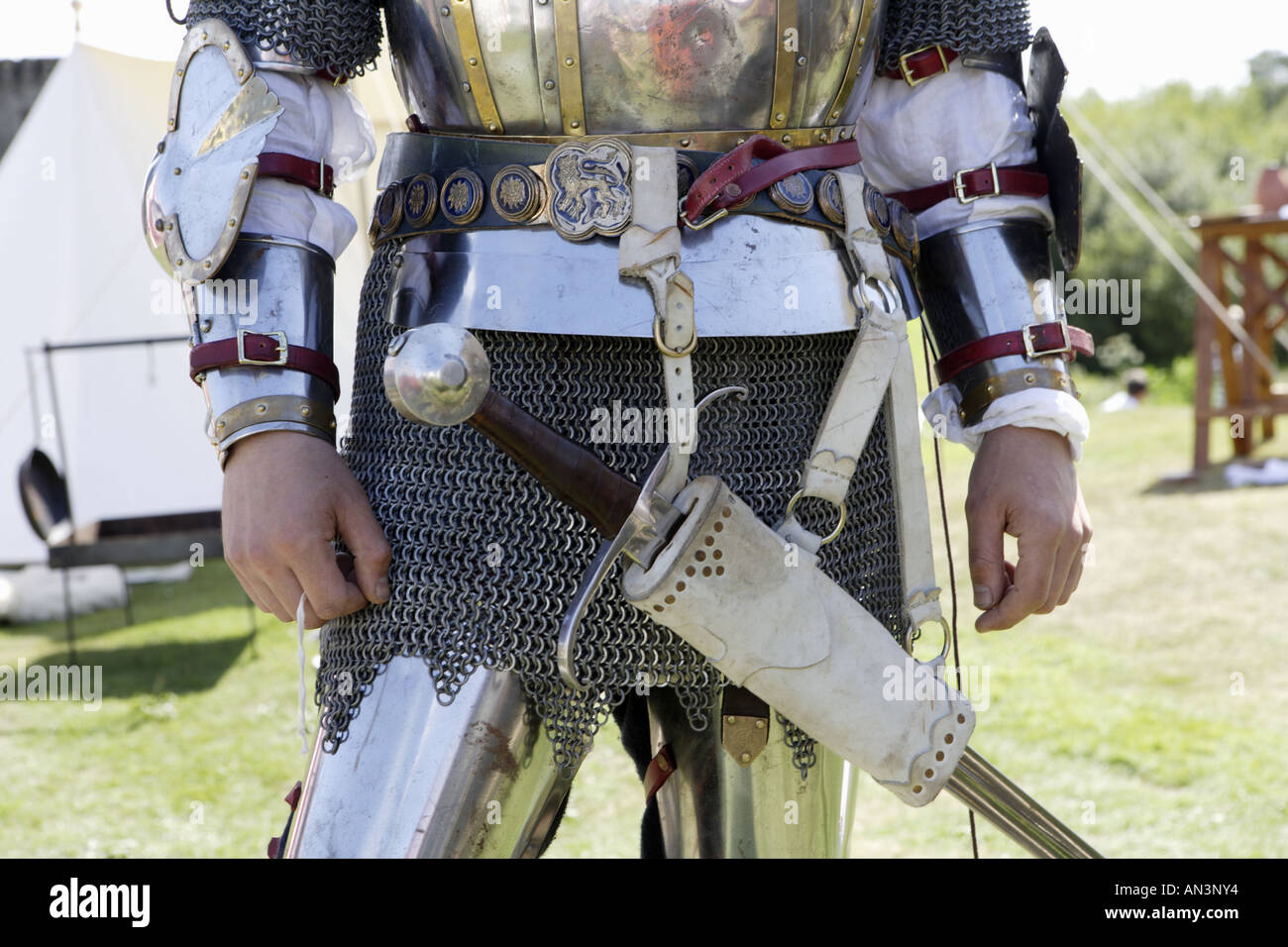 Mittelalterliche Ritter Rüstungen und Waffen Stockfoto