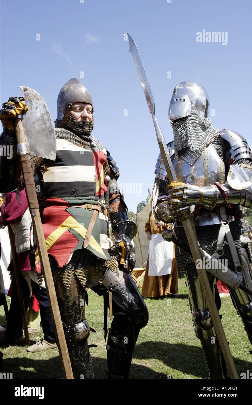 Mittelalterliche Ritter in Rüstungen Stockfoto
