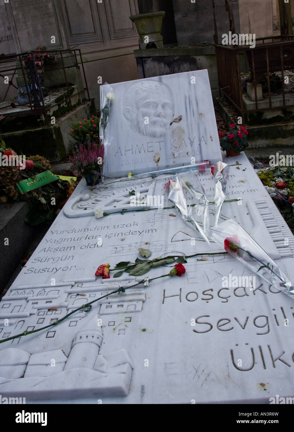 Paris Frankreich Friedhof Pere Lachaise Rosen auf schwere Ahmet Kaya Stockfoto