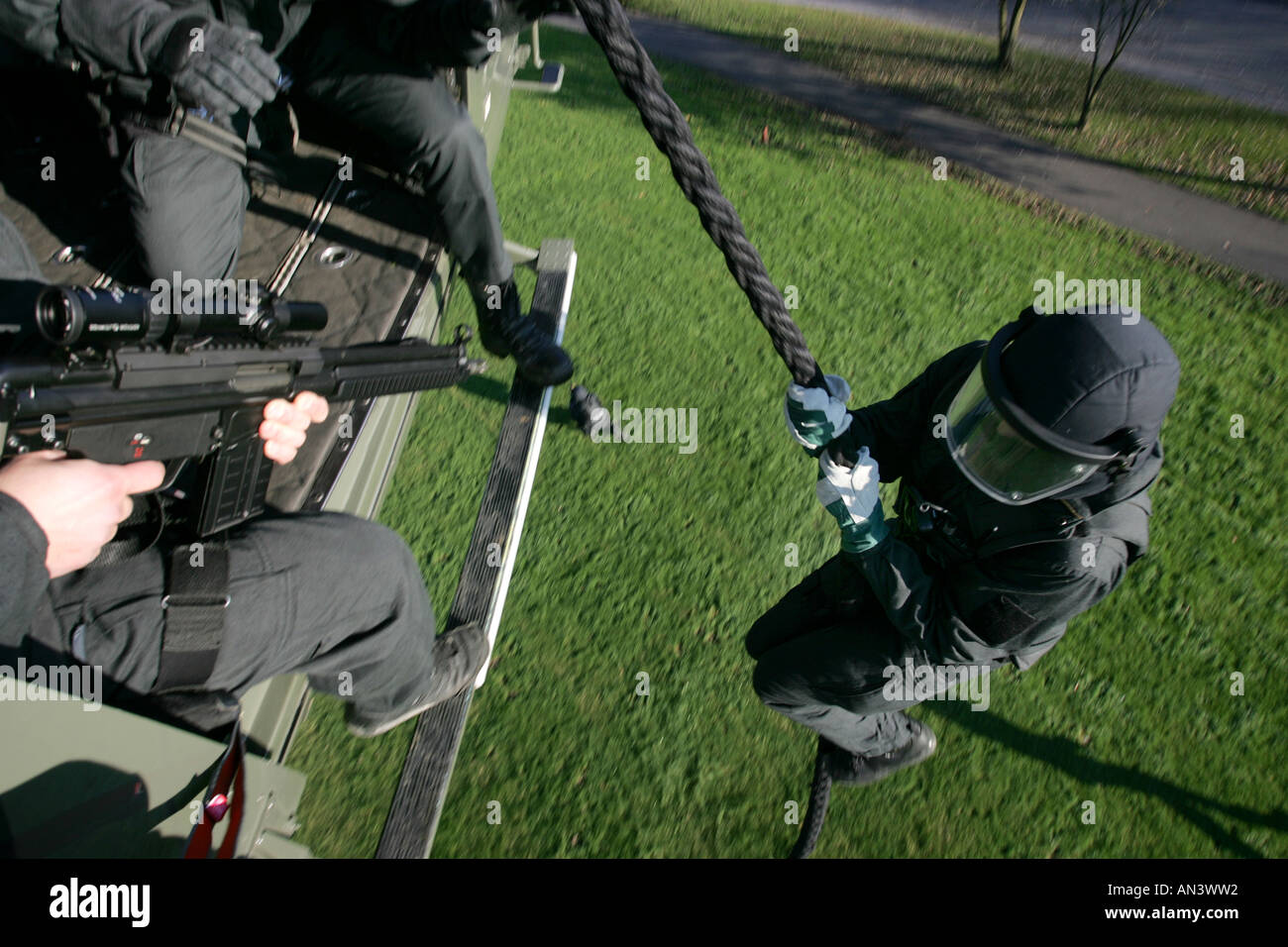 O SWAT-Teams der deutschen Polizei Special Forces ein Abseilen Übung, training von einem Hubschrauber EC 155 Stockfoto