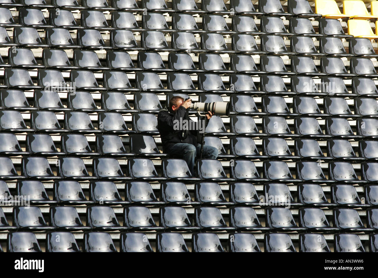 Pressefotograf in einem Fußballstadion, Tele-Objektiv. Stockfoto