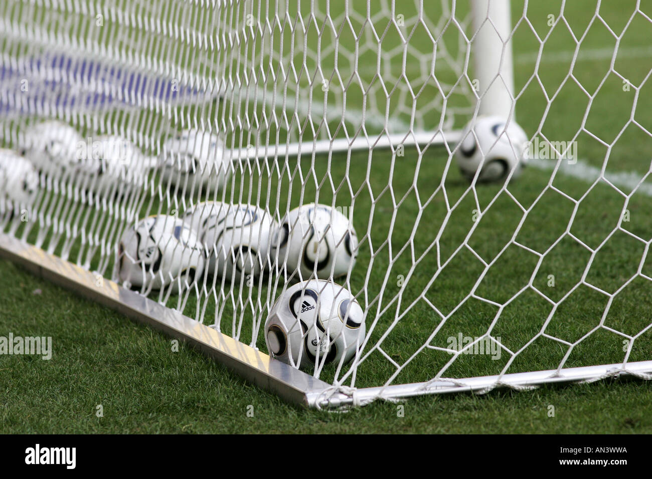 Fußball, Kugeln in das Netz eines Ziels Stockfoto