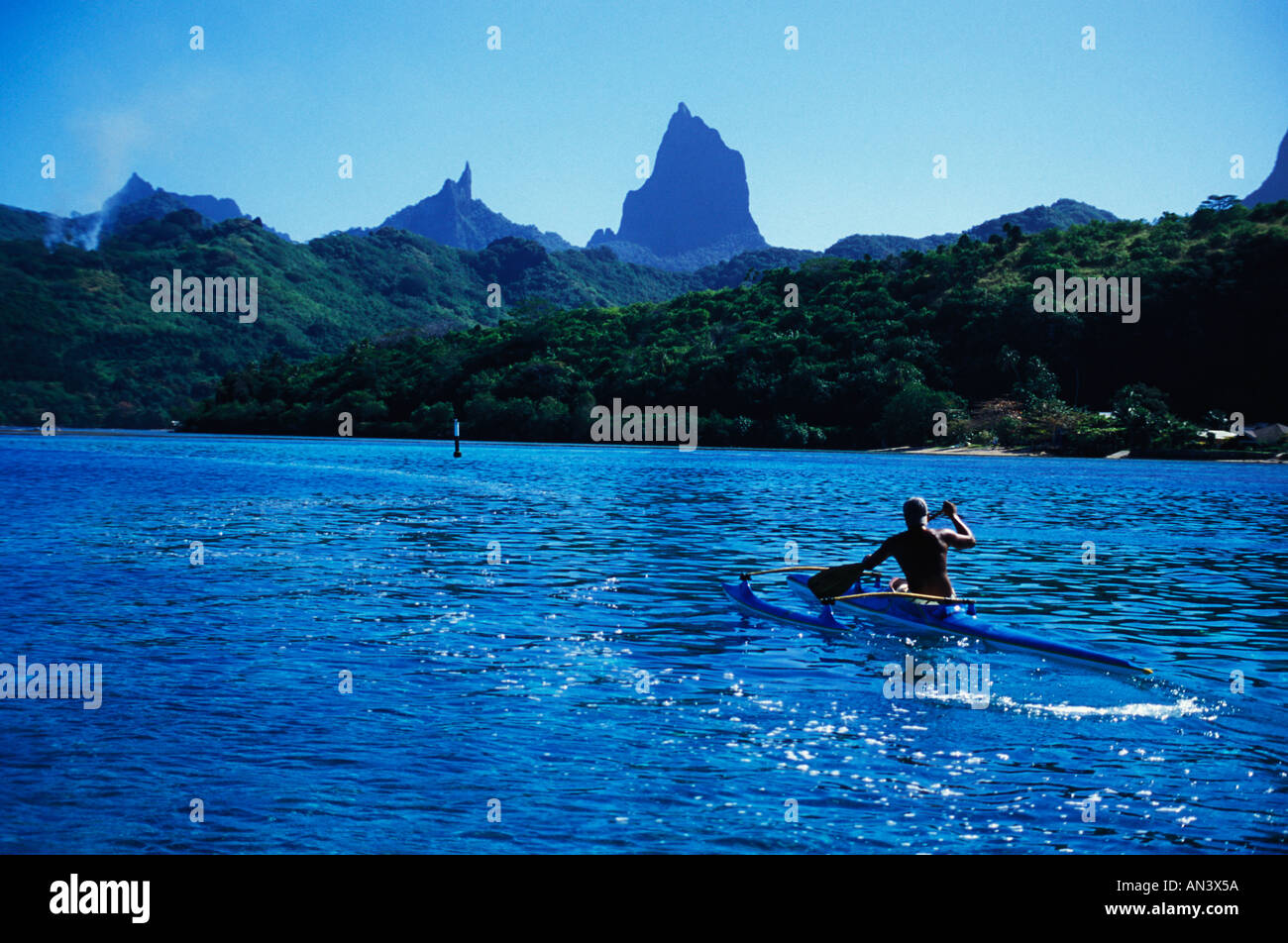 Outrigger Kanu Paddler Moorea Französisch-Polynesien Stockfoto