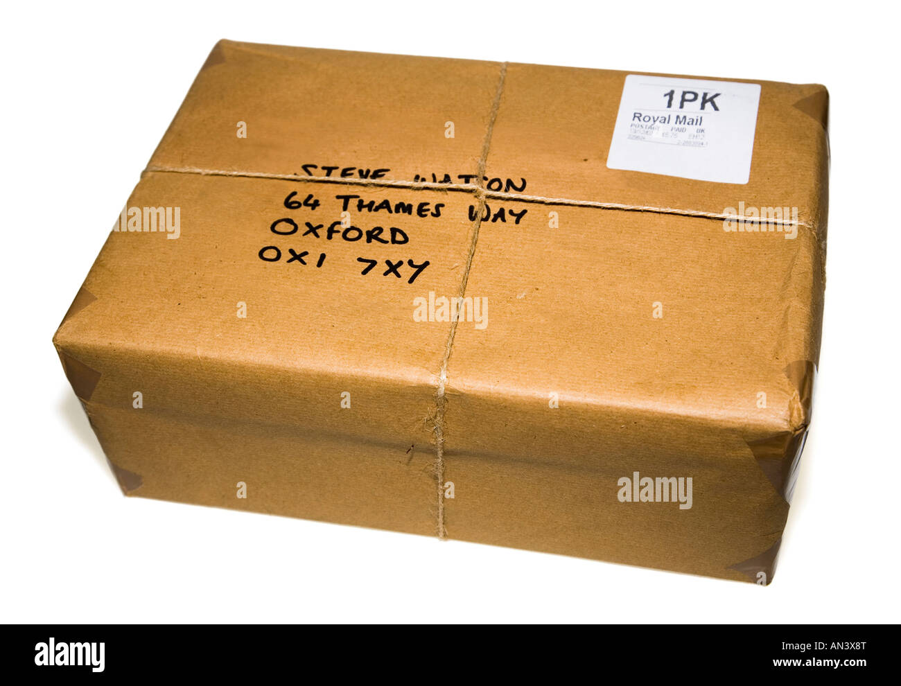 Traditionelle Paket eingepackt in Packpapier und String mit Post Zahlung an  eine fiktive Adresse gedruckt Stockfotografie - Alamy