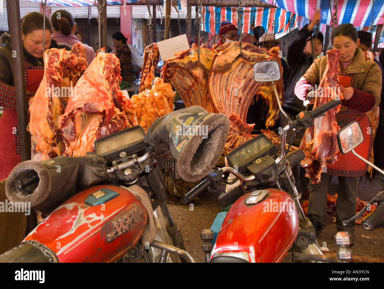 China westlichen Sichuan die Straße nach Tibet Lithang Fleischmarkt Stockfoto