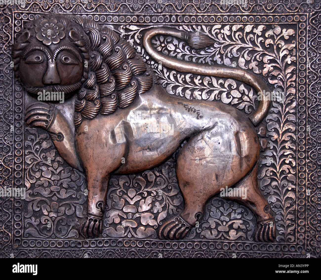 Indische Löwen in Metallrelief Stockfoto