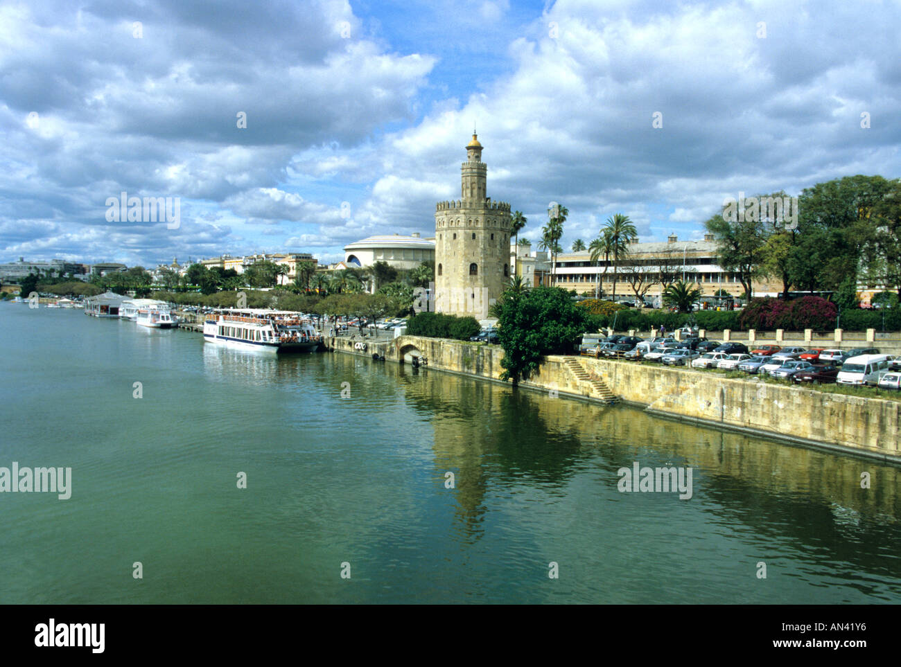 Der Fluss Guadalquivir mit dem Turm Torre del Oro, Sevilla, Spanien Stockfoto