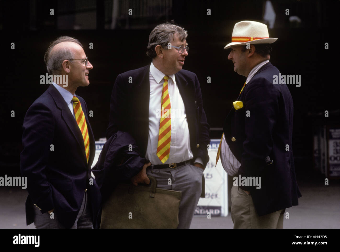 Mitglieder des MCC am Lords Cricket Ground St Johns Wood London tragen ihre traditionellen Ei und Tomaten Krawatten 80er Jahre Großbritannien. HOMER SYKES Stockfoto