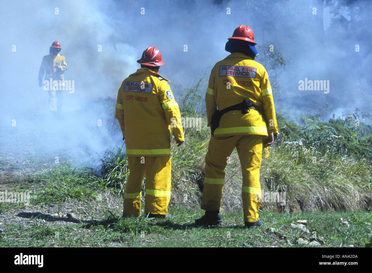 Freiwilliger ländliche Fire Service Feuerwehrleute bei einem Buschfeuer, Australien. Stockfoto