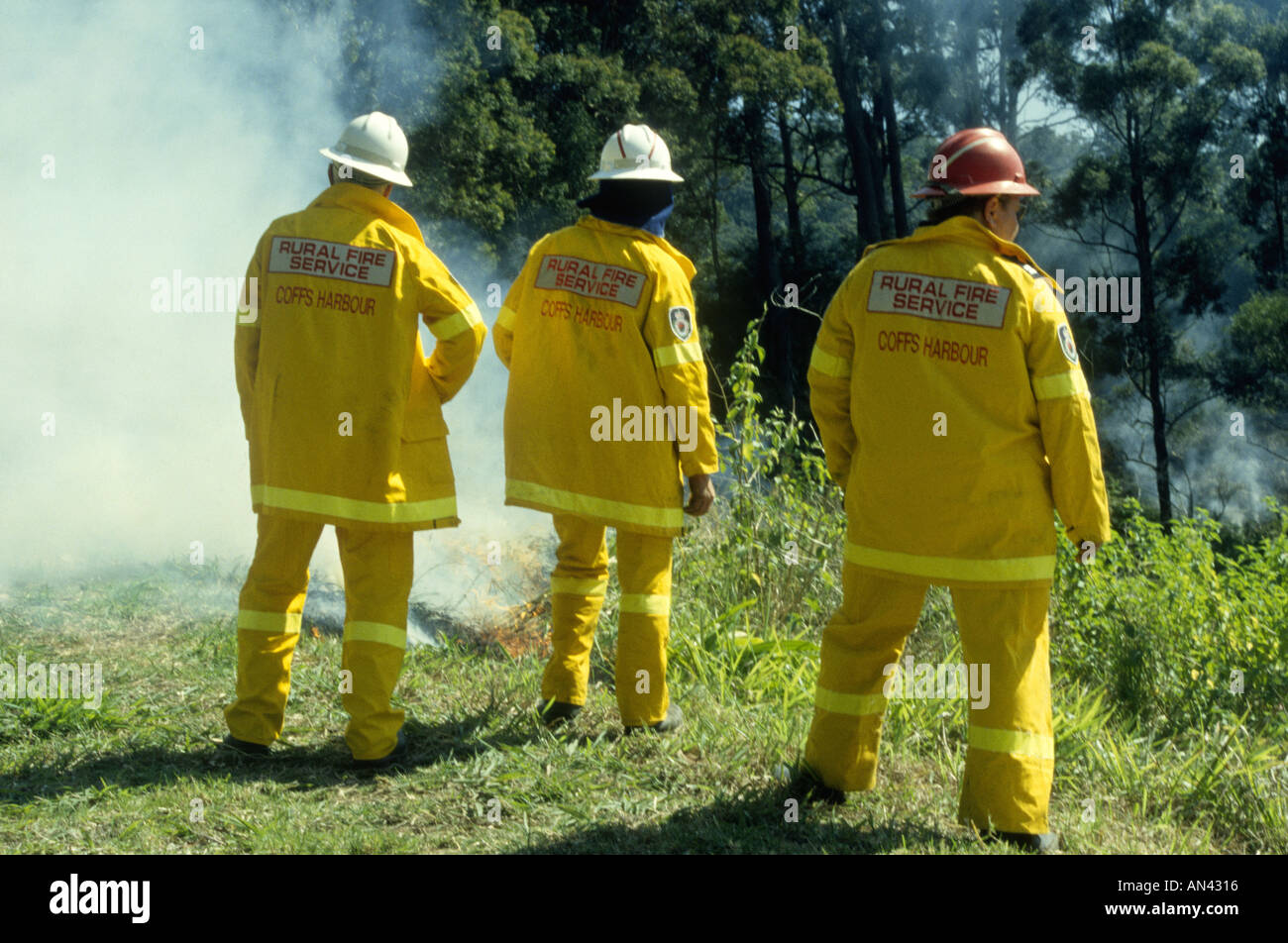 Freiwilliger ländliche Fire Service Feuerwehrleute bei einem Buschfeuer, Australien. Stockfoto