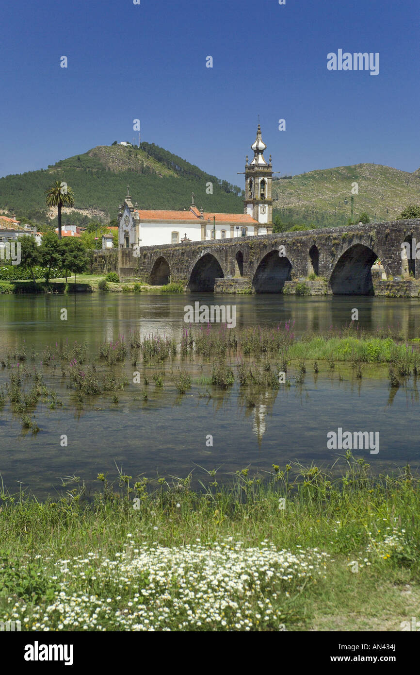 Portugal, Minho Bezirk, Ponte De Lima, die mittelalterliche Brücke, Fluss Lima und die Kirche von Santo Antonio da Torre Velha Stockfoto