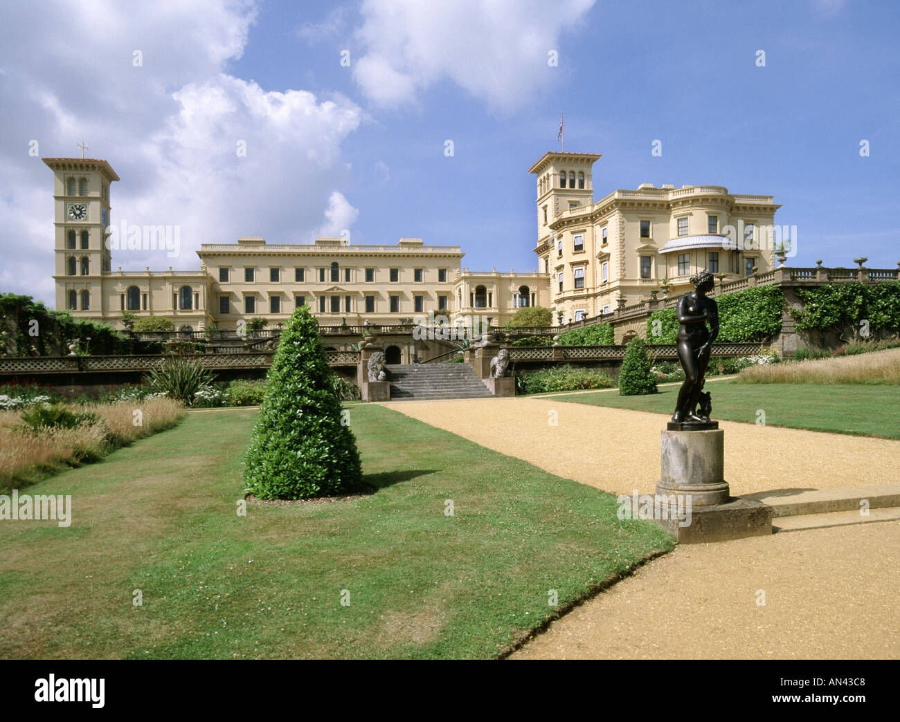 Historisches viktorianisches Osborne House Gebäude & Garten ehemalige königliche Residenz von Königin Victoria & Prinz Albert in East Cowes Isle of Wight England Stockfoto Historisches viktorianisches Osborne House Gebäude & Garten ehemalige königliche Residenz von Königin Victoria & Prinz Albert in East Cowes Isle of Wight England Stockfoto