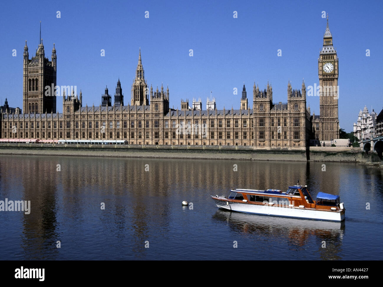 London Themse und Houses of Parliament mit Big Ben Clock Tower und festgemachten Motorboot Plänen von Sir Charles Barry Stockfoto