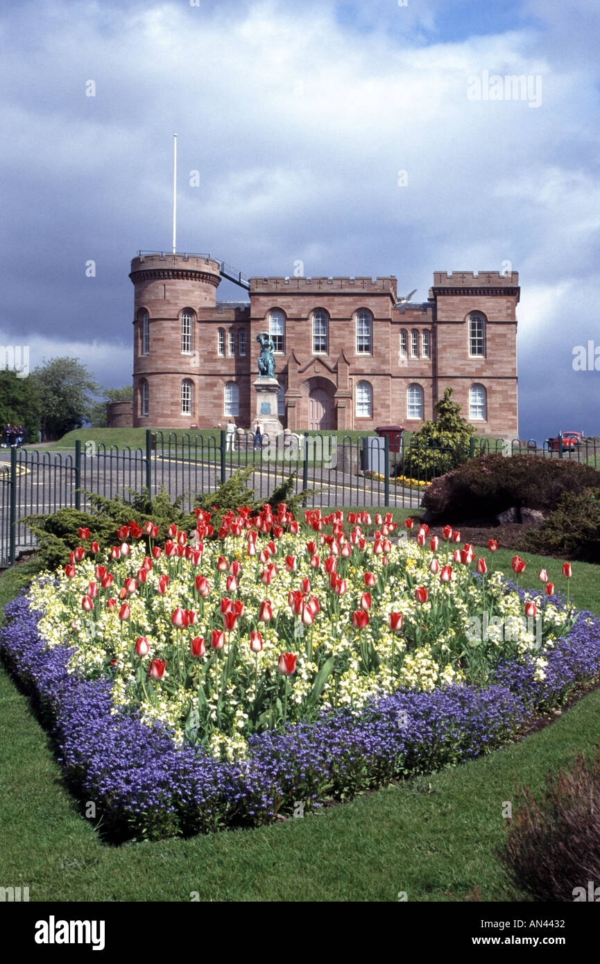 Inverness Schloss mit Statue der Flora Macdonald schottischen Jakobiten und Gärten mit Feder-Lampen Stockfoto