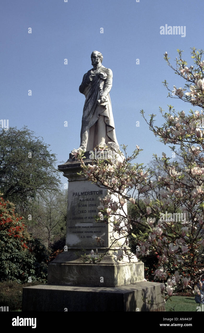 Stadt von Southampton Statue von Lord Palmerston mit Magnolienbaum in voller Blüte im Gemeindepark Stockfoto