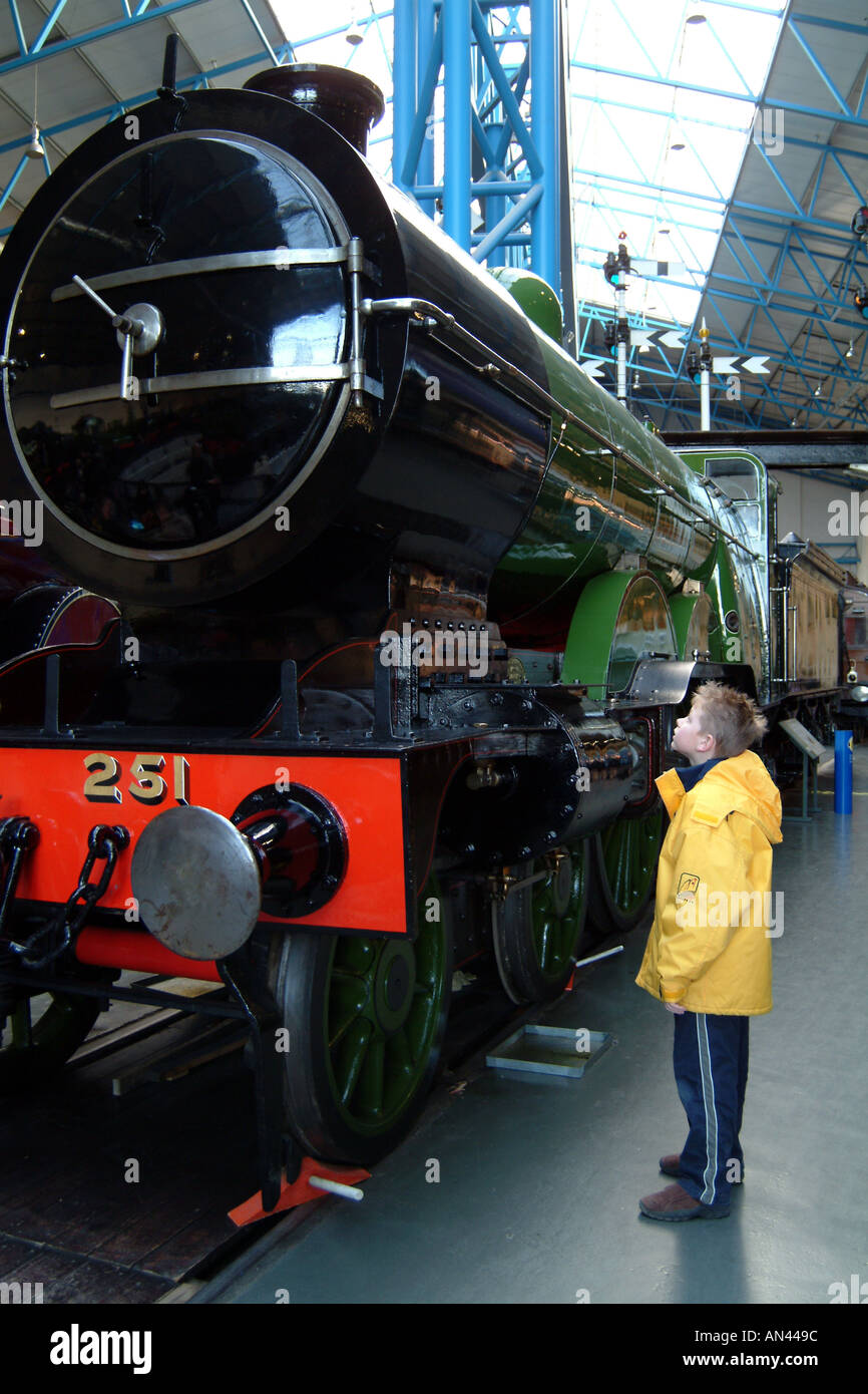 Kleiner Junge mit Vintage Steam Engine National Railway Museum York England UK Stockfoto