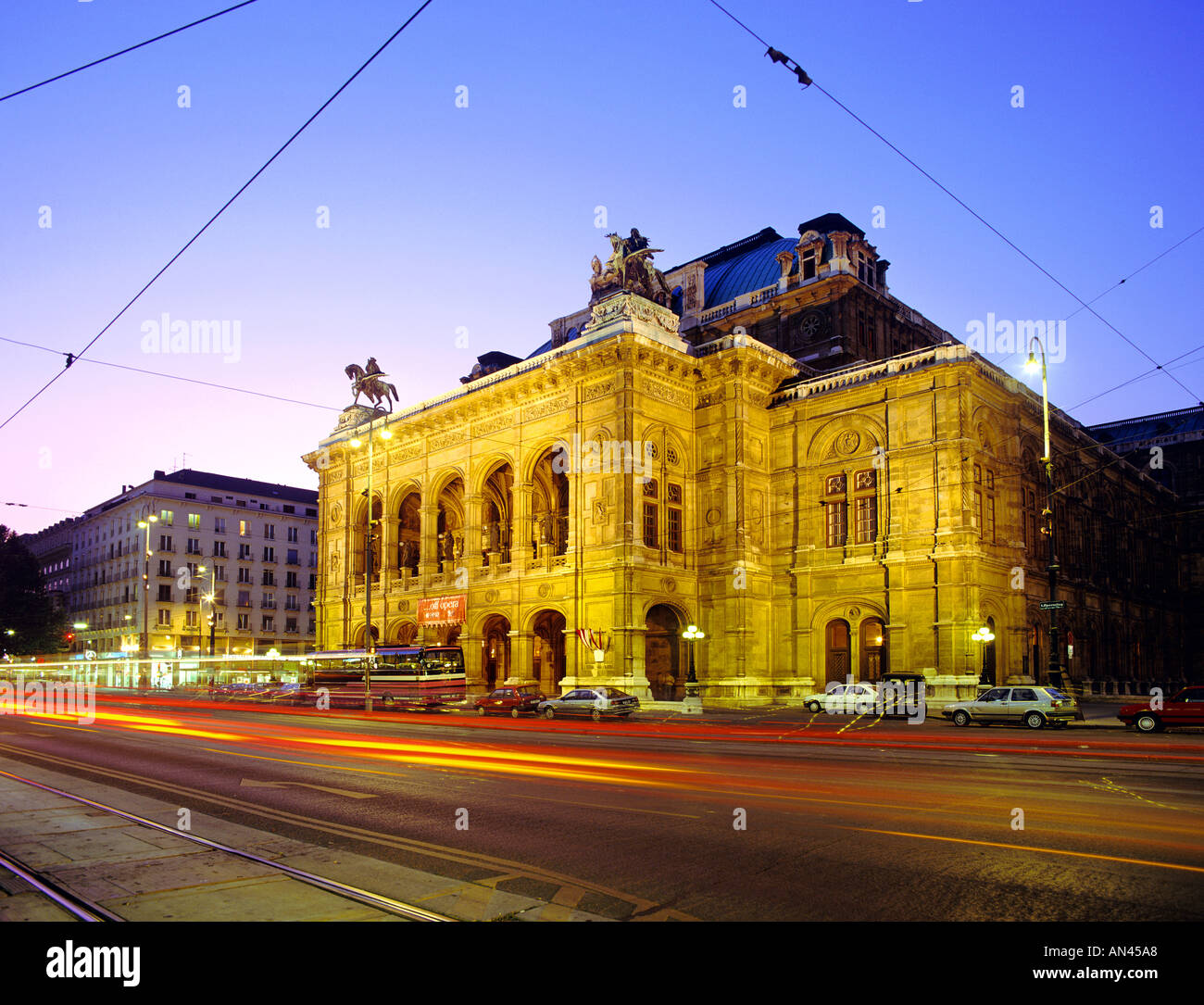 Die Wiener Staatsoper bei Nacht Wien Österreich Stockfoto