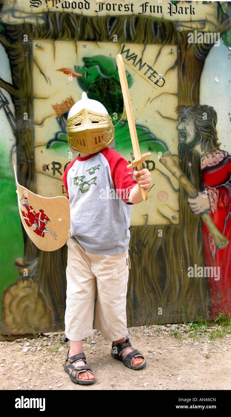 Mutige Ritter, sechs Jahre alten Louis auf dem Festival von Robin Hood im Sherwood Forest in der Nähe von Nottingham, UK Stockfoto