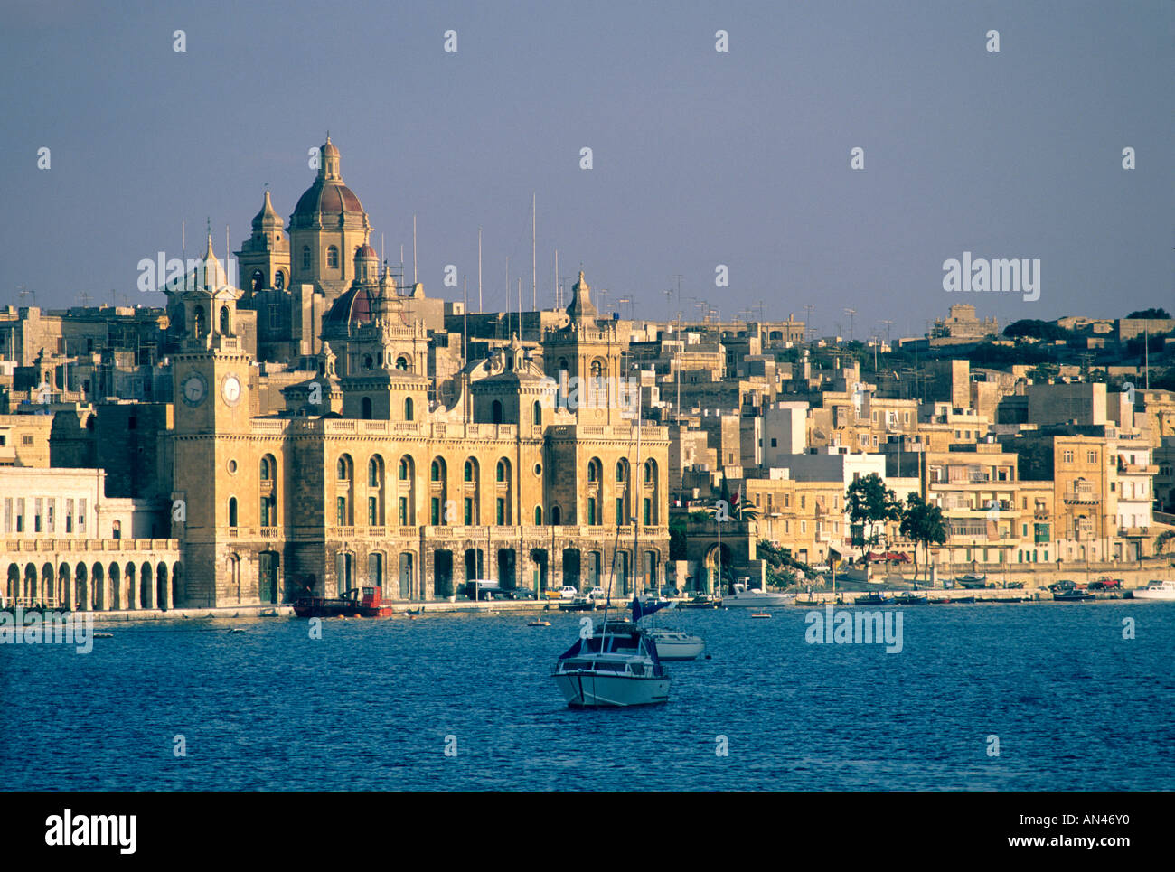 Valletta, Malta - Skyline und den Hafen in der Abenddämmerung Stockfoto