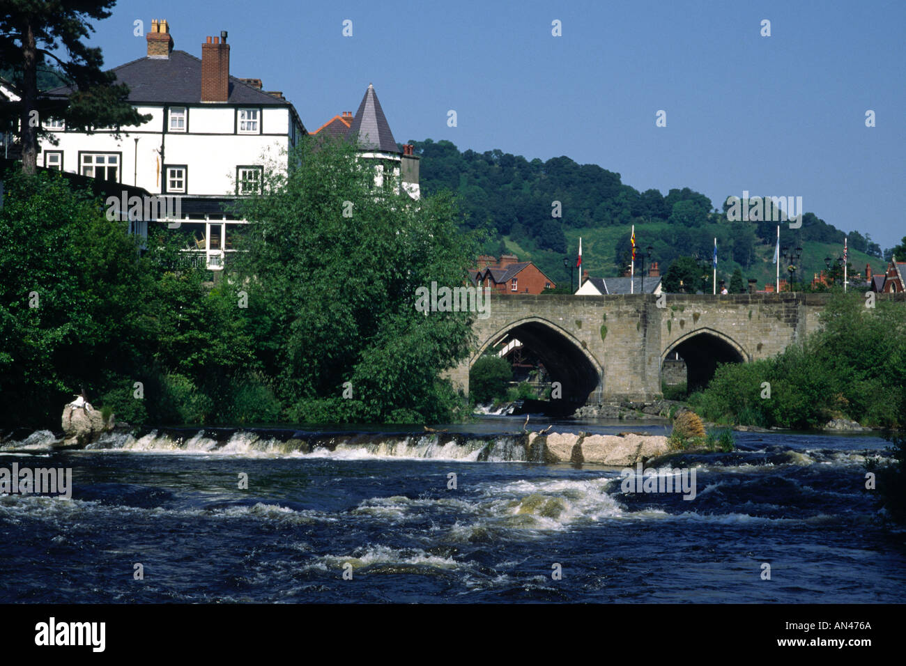 14. Jahrhundert Steinbrücke über den rauschenden Wassern des Flusses Dee Llangollen Clwyd Wales Stockfoto